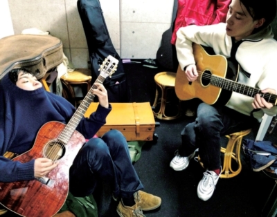 「高校時代溜まり場にしていたライブハウスの楽屋です。 湘南で活動するシンガーソングライター藤森翔平と」（YONCE）