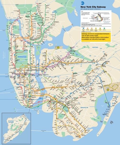 現在のニューヨーク地下鉄の路線図。地図のうえに路線が描き込まれている。右上の黄色い囲みは夜間運転の休止を伝えるもの