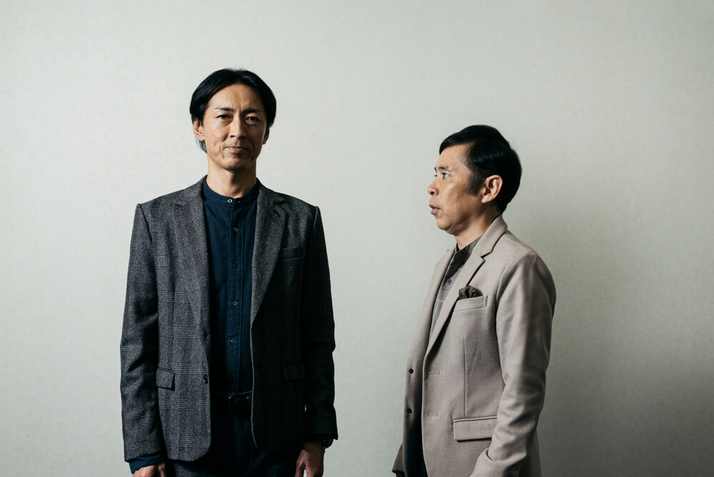 左：矢部浩之（やべ・ひろゆき）1971年10月23日生まれ、大阪府出身。右：岡村隆史（おかむら・たかし）1970年7月3日生まれ、大阪府出身。