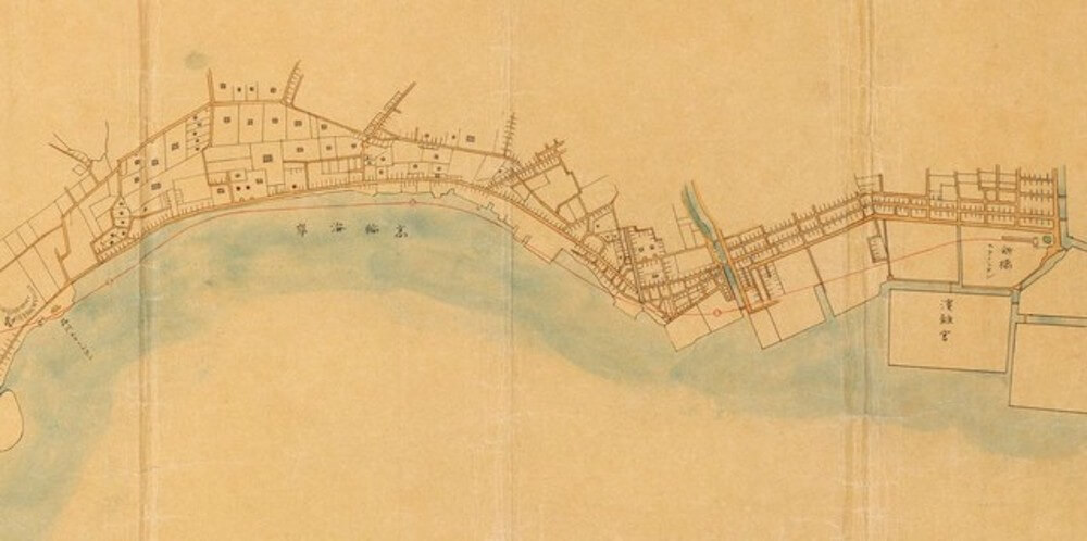 新橋横浜間鉄道之図（国立公文書館デジタルアーカイブより）。右端にあるのが新橋駅。鉄道路線を示す赤線が、左中央にある高輪海岸で海上に出ていることがわかる