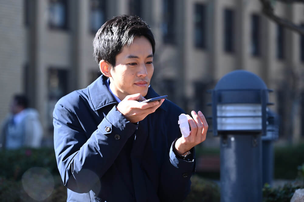 左指の包帯、どうしたんだろう？『今ここにある危機とぼくの好感度について』（4話より）写真提供／NHK