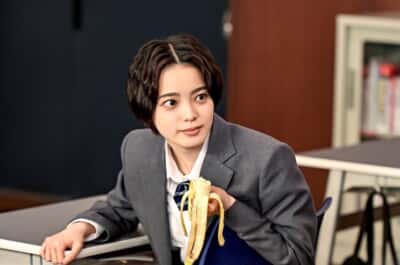 今週も「バナナ」活躍か？　岩崎楓（平手友梨奈）もバナナを食べてる（6話より）／日曜劇場『ドラゴン桜』（C）TBS