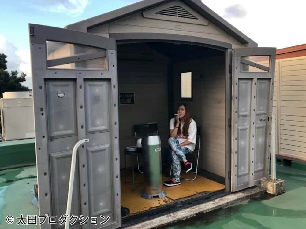 写真3 3枚目 煙草の値上げで思い出す 喫煙所で生まれたネタ 麻布は 志村けん以外おもろいもん無えな 納言 薄幸の酔いどれコラム 6 Qjweb クイック ジャパン ウェブ