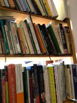 本棚には発酵について勉強した本たちが並んでいた。「KIKKOMAN」なんていう本もある