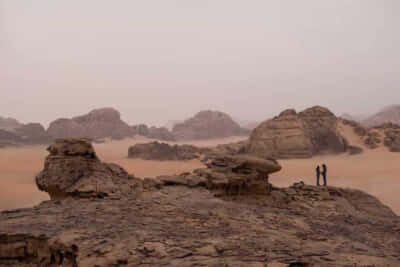 ポールとジェシカは灼熱の砂漠へ逃れる。©2020 Legendary and Warner Bros. Entertainment Inc. All Rights Reserved