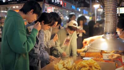屋台で仲よくトッポギを食べ、親睦を深めたKチーム （c）HYBE LABELS JAPAN