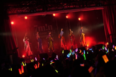 色とりどりのペンライト輝く会場で華やかなオーラを放っていた7m!n／『7m!n Live tour 2022 in summer ～ナニかが起こるコレクション～』より（写真：WAIWAI.inc提供）