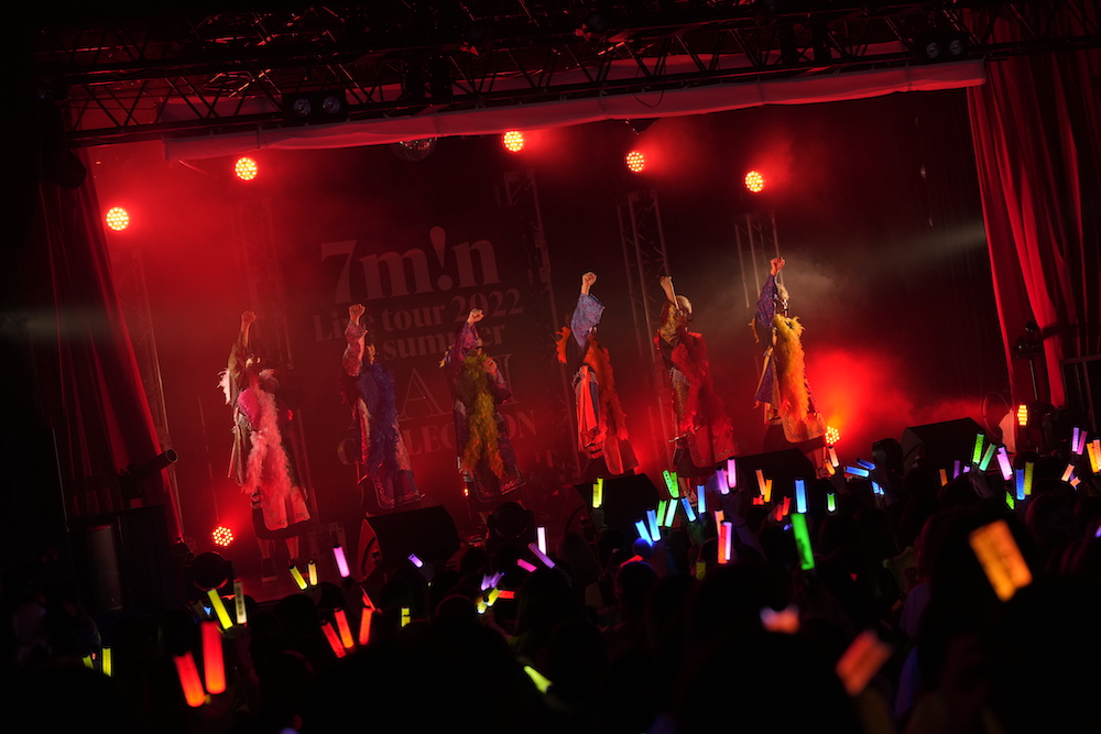 色とりどりのペンライト輝く会場でやかなオーラを放っていた7m!n／『7m!n Live tour 2022 in summer ～ナニかが起こるコレクション～』より（写真：WAIWAI.inc提供）