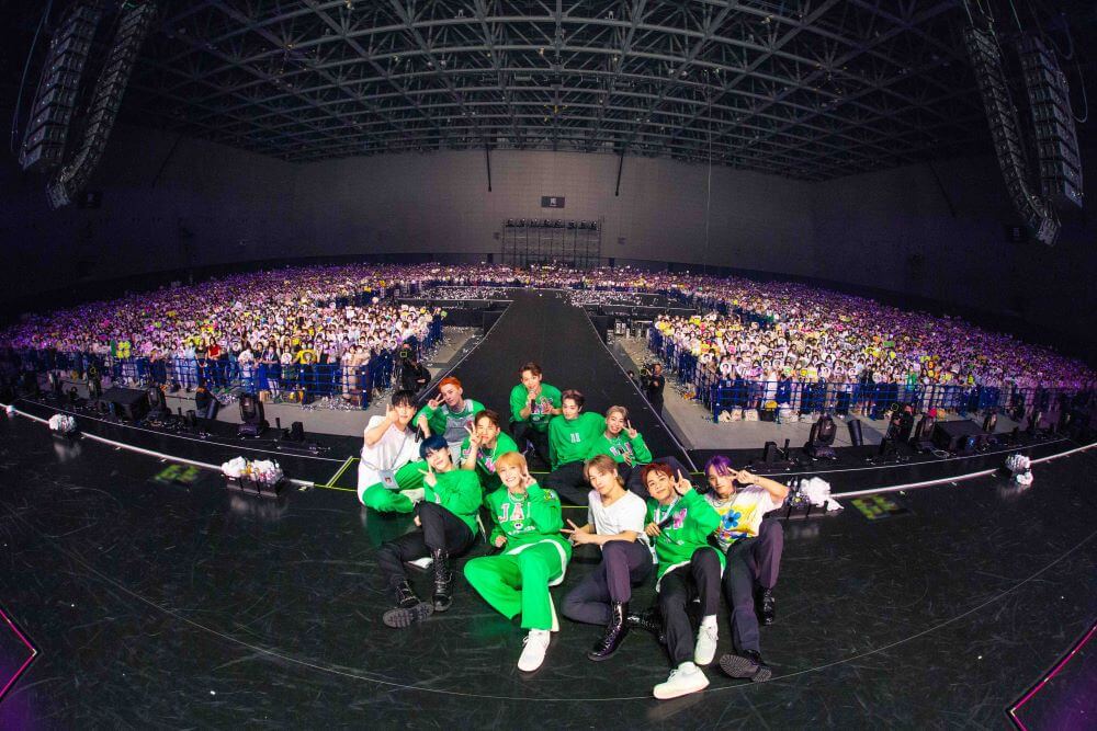JO1『2022 JO1 1ST ARENA LIVE TOUR ‘KIZUNA’』ステージ集合写真（c）LAPONE ENTERTAINMENT