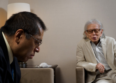 （左から）佐藤優と五木寛之による特別対談解説の様子