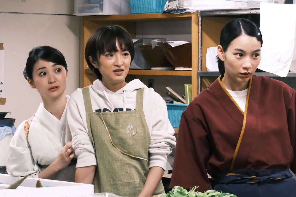 のんの腹違いの姉を演じるのは、大島優子（写真左）と門脇麦（写真中央）