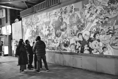 高田馬場の名物「手塚キャラの壁画」を眺める『23区23時』取材チーム