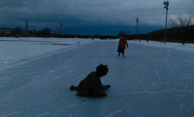 北海道ならではの野外スケート場。幸人に背を向けて滑って行く（映画『TOCKA〈タスカー〉』より）