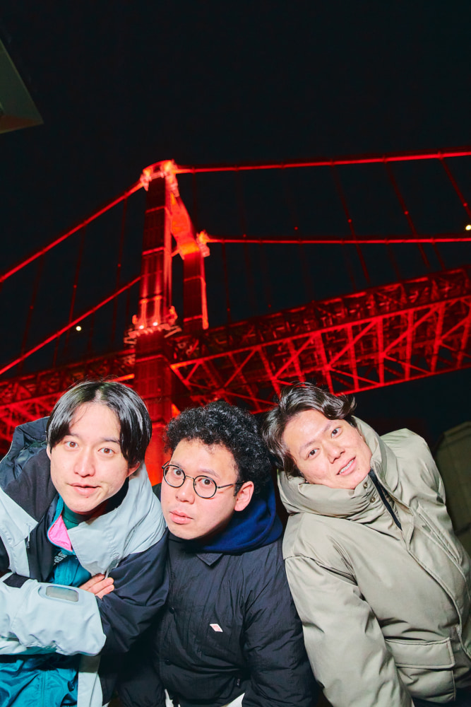 ライトアップされた大迫力の真っ赤な鉄塔「若戸大橋」