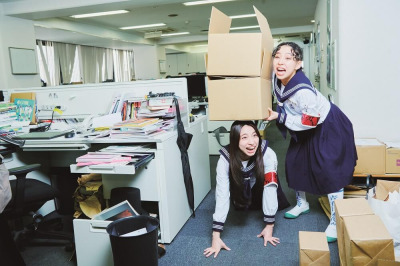 「セーラー服を身に纏って、日本のカルチャーを発信する」新しい学校のリーダーズの“途中のこと”