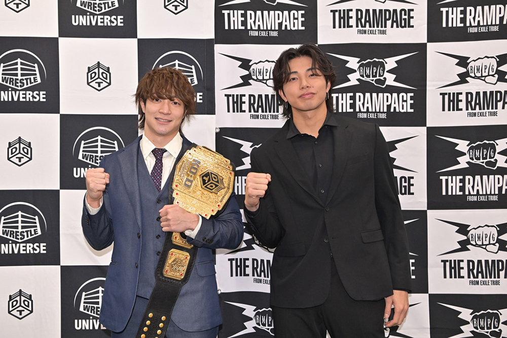 2024年1月8日に開かれたプロレスデビュー記者会見。先輩レスラーの上野勇希選手（左）が同席した。（写真提供：DDT）