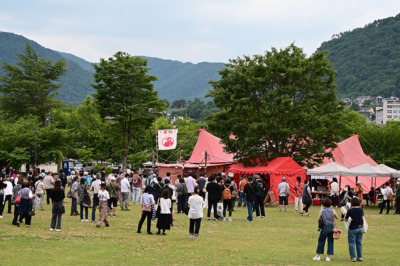 かつて長野での公演中、雨で電源が落ち、とっさにライターをつけて芝居を続けたことも＜ルポ：劇団唐組と紅テント＞