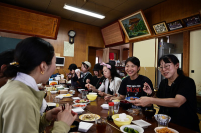 朝、昼、晩、ともに食卓を囲み、夜は銭湯に入ってから一緒に飲む＜ルポ：劇団唐組と紅テント＞