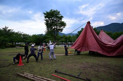 劇団員がすべて人力でテントを張っていく。掛け声は「せーの」「よいしょ！」＜ルポ：劇団唐組と紅テント＞