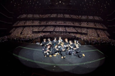 『2025 INI 3RD ARENA LIVE TOUR [XQUARE]』より （C）LAPONE ENTERTAINMENT