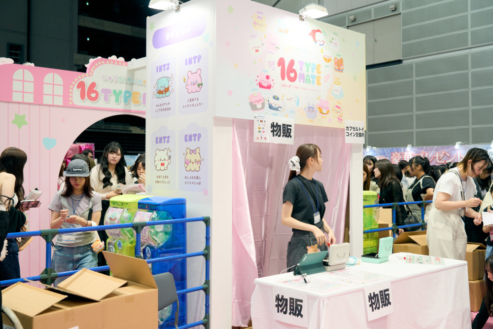 かわいらしいキャラクターが並ぶ「16TYPE MATE」ブース|シンデレラフェス2025