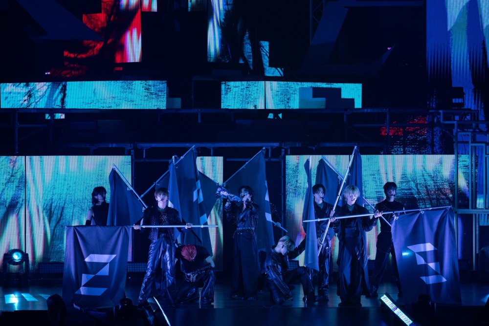 『2025 INI 3RD ARENA LIVE TOUR [XQUARE] 』より （C）LAPONE ENTERTAINMENT
