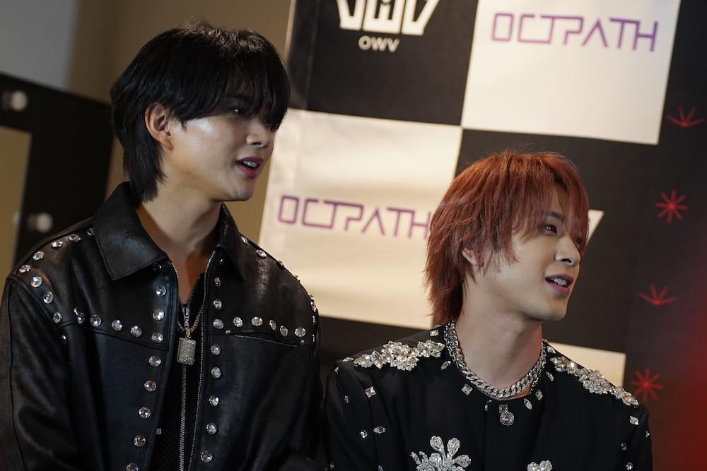 OWV・中川(写真左)に「(平均年齢を)ひとり爆上げさせてる」と指摘された本田 (C)吉本興業
