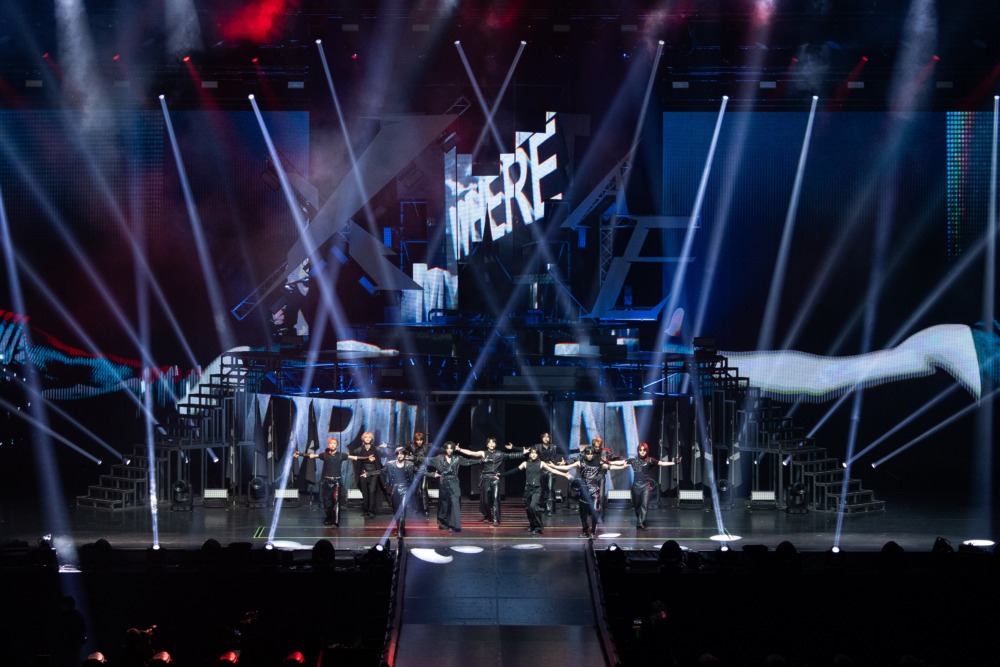『2025 INI 3RD ARENA LIVE TOUR [XQUARE] 』より （C）LAPONE ENTERTAINMENT