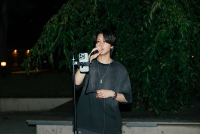 東京・隅田公園「そよ風 広場」にて8月7日に行われた路上ライブより（C）LAPONE ENTERTAINMENT　※「認可路上ライブartspot」を利用しての撮影