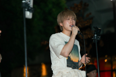 東京・隅田公園「そよ風 広場」にて8月7日に行われた路上ライブより（C）LAPONE ENTERTAINMENT　※「認可路上ライブartspot」を利用しての撮影
