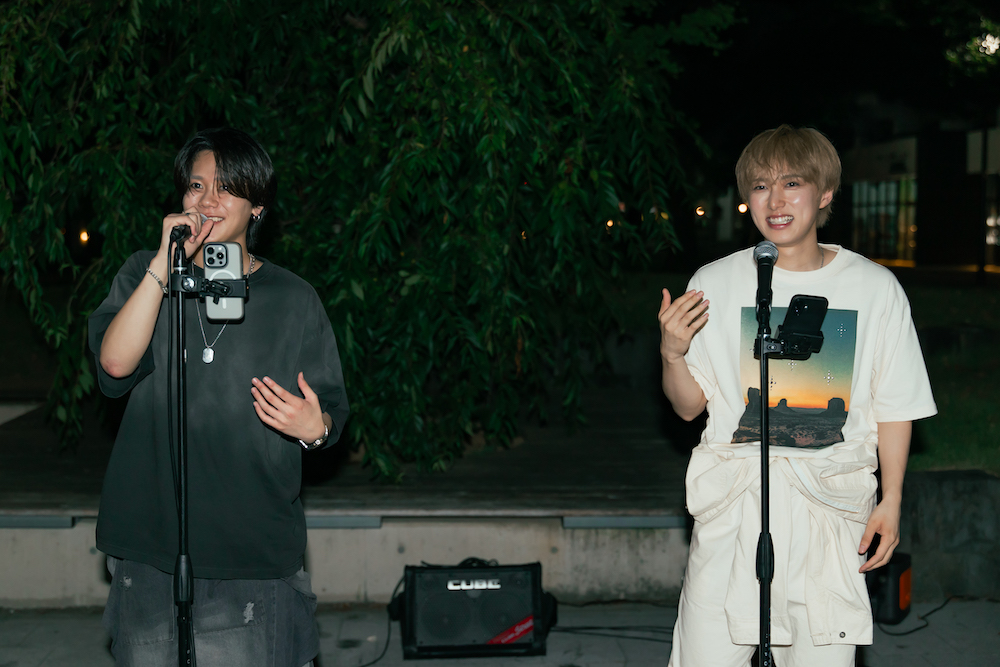 東京・隅田公園「そよ風 広場」にて8月7日に行われた路上ライブより（C）LAPONE ENTERTAINMENT　※「認可路上ライブartspot」を利用しての撮影