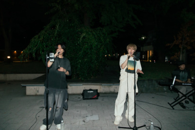 東京・隅田公園「そよ風 広場」にて8月7日に行われた路上ライブより（C）LAPONE ENTERTAINMENT　※「認可路上ライブartspot」を利用しての撮影