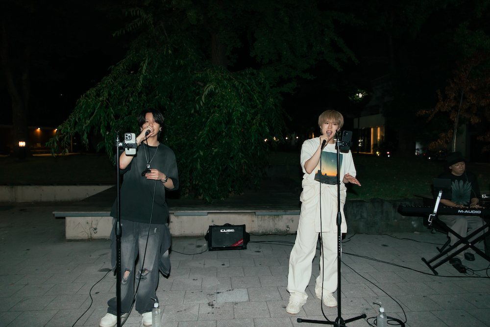 東京・隅田公園「そよ風 広場」にて8月7日に行われた路上ライブより（C）LAPONE ENTERTAINMENT　※「認可路上ライブartspot」を利用しての撮影