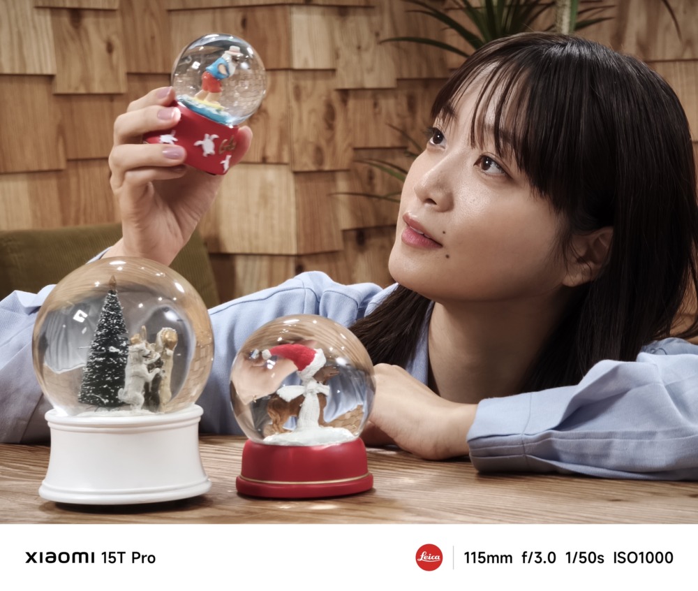 スノードームを見つめる深川（撮影者＝山口こすも　撮影機材＝スマートフォン Xiaomi 15T Pro）