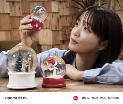 スノードームを見つめる深川（撮影者＝山口こすも　撮影機材＝スマートフォン Xiaomi 15T Pro）