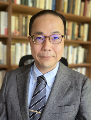 井手英策