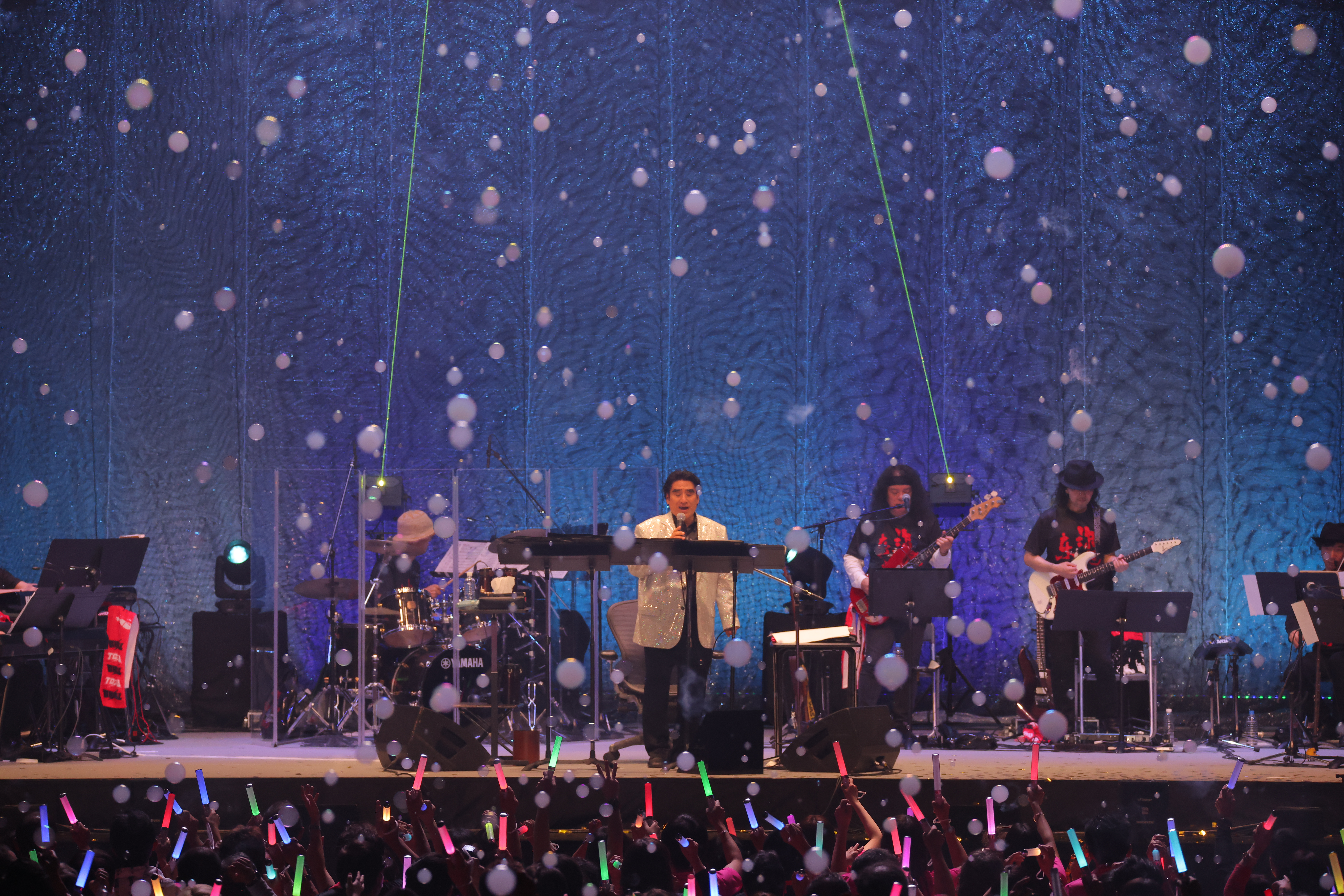 ユーモア、食、そして情熱！『深見東州の秋風笑うコンサート』レポート