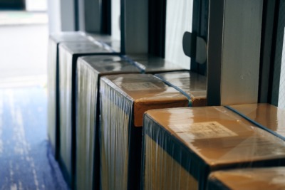 取材は開館準備の内装工事中のシネマリスで実施