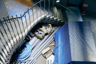 取材は開館準備の内装工事中のシネマリスで実施