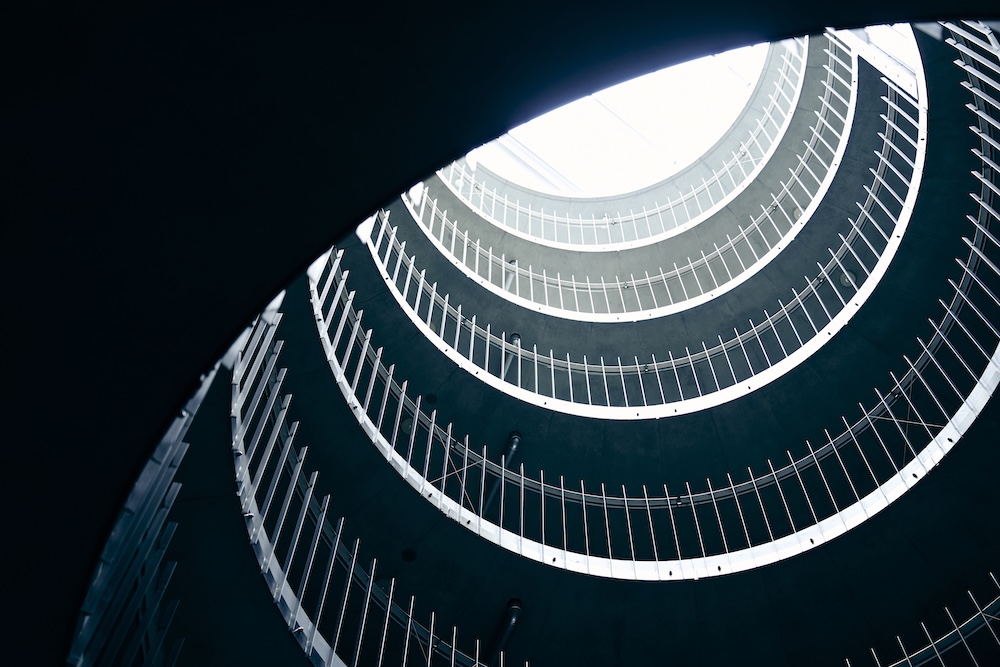 取材は開館準備の内装工事中のシネマリスで実施