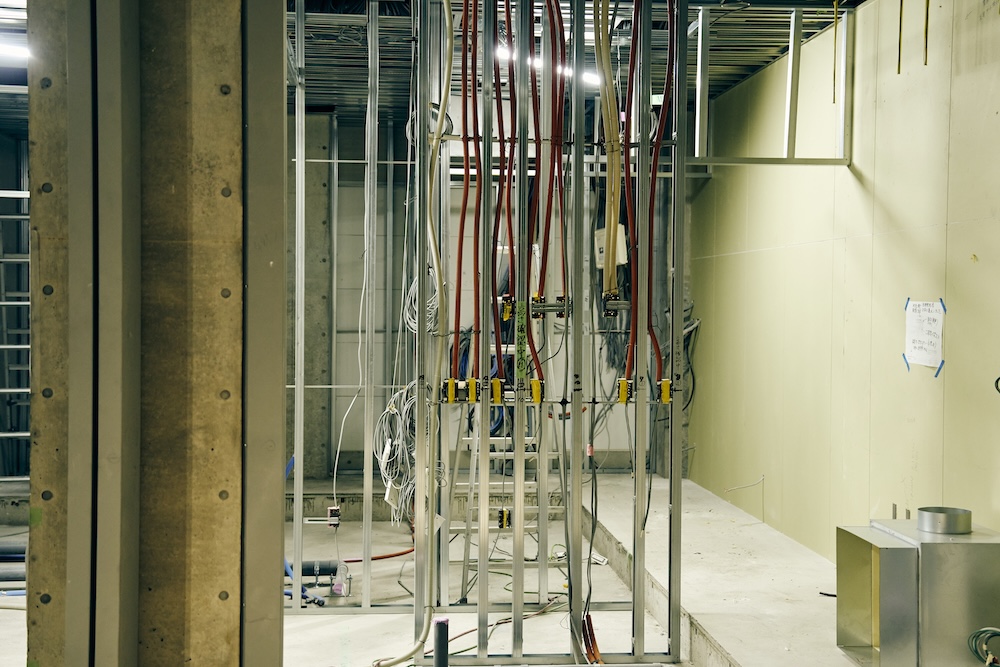 取材は開館準備の内装工事中のシネマリスで実施