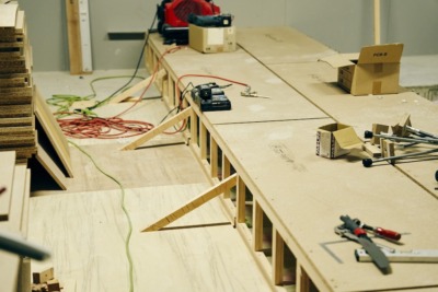 取材は開館準備の内装工事中のシネマリスで実施