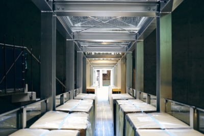 取材は開館準備の内装工事中のシネマリスで実施