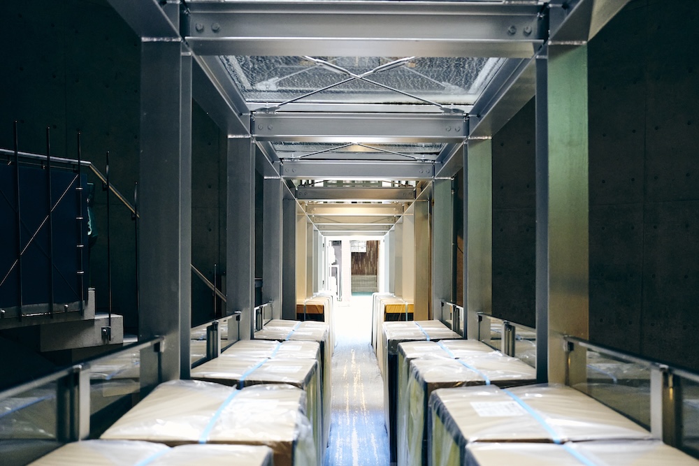 取材は開館準備の内装工事中のシネマリスで実施