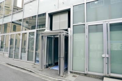 取材は開館準備の内装工事中のシネマリスで実施