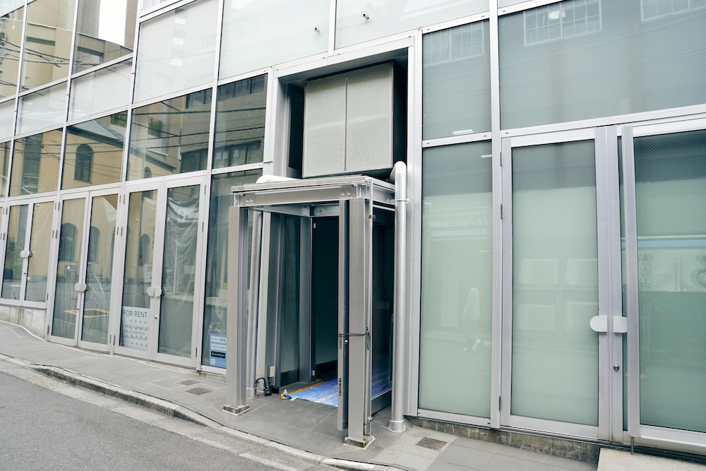 取材は開館準備の内装工事中のシネマリスで実施