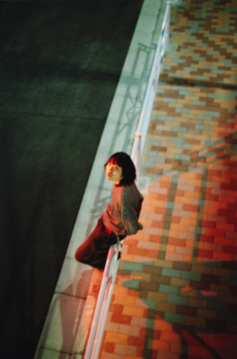 TOKYO世界“嫌いな人にも好かれたい”厭世観だけではない、心の柔らかいところに触れる優しさ【イン・ザ・ライトブルー#3】