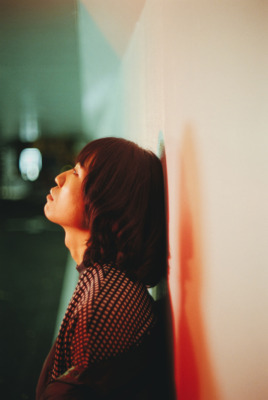 TOKYO世界“嫌いな人にも好かれたい”厭世観だけではない、心の柔らかいところに触れる優しさ【イン・ザ・ライトブルー#3】