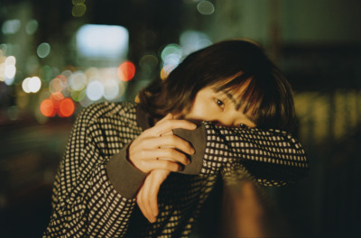 TOKYO世界“嫌いな人にも好かれたい”厭世観だけではない、心の柔らかいところに触れる優しさ【イン・ザ・ライトブルー#3】