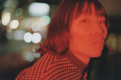 TOKYO世界“嫌いな人にも好かれたい”厭世観だけではない、心の柔らかいところに触れる優しさ【イン・ザ・ライトブルー#3】